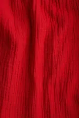 Vestido tobillero rojo de muselina de algodón suave, corte holgado con breteles finos ajustables, escote recto, espalda escotada y bajo recto con abertura pronunciada en los laterales.