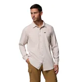 Camisa de manga larga color arena de la marca Columbia, modelo Silver Ridge. Cuenta con dos bolsillos frontales con solapa y cierre de botón, tecnología Omni-Shade™ UPF 50 para protección solar, Omni-Wick™ para absorción de la humedad y ventilación en la espalda.