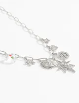 Collar de cadena plateada con dijes de estrellas y elementos galácticos.