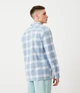 Camisa de franela celeste con estampado de cuadros blancos, corte regular, cuello camisero, mangas largas, abotonada frontal, bolsillo en el pecho y logo de la marca en etiqueta sobre el bolsillo.
