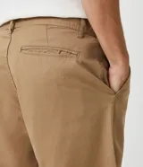 Bermuda masculina de sarga color rosado, con corte recto y bolsillos laterales.