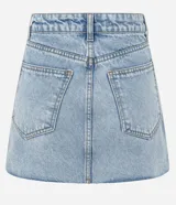 Minifalda de jean color azul claro, con cintura media, cinco bolsillos y cierre frontal tradicional. El ruedo deshilachado le da un estilo urbano.