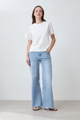 Remera blanca de algodón con mangas cortas con detalle de broderie calado.