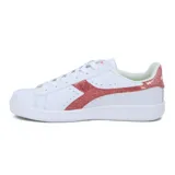 Championes urbanos Diadora modelo Knock On, color blanco, con logo lateral en material glitter color rosado.