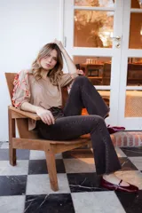 Pantalón de jean celeste acampanado con alforza central y ruedo desflecado.