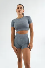 Remera deportiva verde con efecto tie-dye, de corte cropped y mangas cortas.