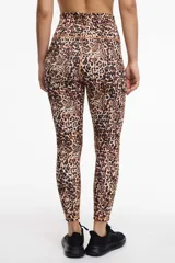 Calza deportiva larga color violeta de tiro alto.