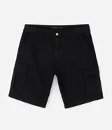 Bermuda cargo negra de algodón con detalles de pespuntes. Presenta bolsillos utilitarios laterales con tapa y cierre frontal con botón y cremallera.