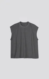 Musculosa gris con cuello redondo y sisas amplias.
