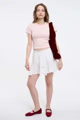 Remera rosa con cuello redondo y estampado frontal con la frase "I only trust the zodiac".