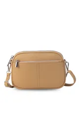 Bandolera pequeña color negro, de material símil cuero, con correa fina y herrajes plateados.