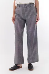 Pantalón de lino a rayas verticales azules y beige, de corte recto y relajado.