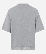 Remera gris melange de media malla con cuello redondo, mangas cortas raglán y estampado "Wild at Heart" en color bordó. El bajo de la remera cuenta con una aplicación de encaje.