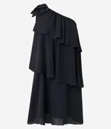 Vestido corto blanco de chiffon con un solo hombro y volados superpuestos.