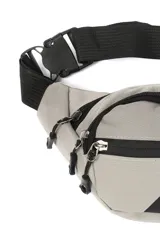 Riñonera gris con detalles en negro, con correa ajustable y varios bolsillos.