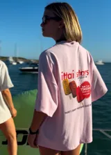 Camiseta celeste con estampado de helados y texto en la espalda.