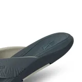 Ojotas Reef Offshore color gris con plantilla texturizada y logo de la marca en la tira.