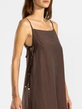 Vestido largo celeste de breteles finos, escote recto y lazos ajustables en los costados.