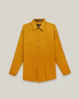 Camisa manga larga color mostaza de calce relaxed fit. Cuenta con detalles de canesú en frente y espalda, y aberturas en laterales. Su tela gamuzada le brinda a la prenda una textura de exclusiva suavidad.