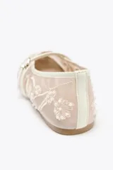 Zapato plano tipo bailarina color beige, con cuerpo de mesh bordado con flores y perlas, tira delantera con hebilla y punta redonda.