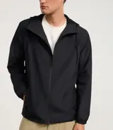 Campera rompevientos negra con capucha ajustable con cordón, cierre frontal con cremallera, bolsillos laterales con cremallera, puños elásticos y forro interior.