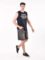 Musculosa negra con estampado frontal con la frase "Create Your Own Energy" en letras blancas.