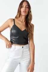 Top plateado con escote en V y tirantes finos.