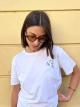 Remera blanca de algodón con estampa en la espalda de una pescadería con el texto "Fresco de hoy $1000".