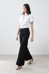 Pantalón sastrero negro de corte wide leg.