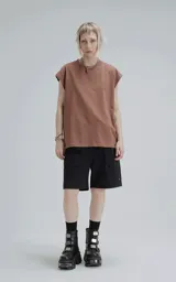 Sudadera color mocca de algodón premium, con corte extra oversize, hombros caídos y cuello redondo de rib al tono.