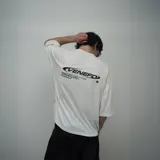 Remera blanca de algodón con estampado en la espalda que incluye el logo de la marca VENEFO, texto descriptivo y un dibujo del planeta tierra.