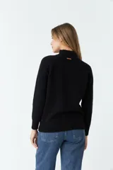Sweater negro de acrílico con cuello alto y logo en grifa de cuero.