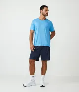 Remera deportiva gris de manga corta, confeccionada en tejido de malla 100% poliéster con tecnología Get Dry.