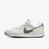 Championes Nike Venture Runner negros con detalles en blanco.