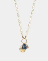 Collar corto con cadena de perlas de río, dije de corazón azul con detalle de ojo turco, dije de caracol dorado y dije redondo dorado con textura.