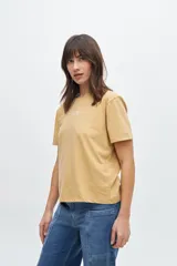 Remera básica de algodón color coral, con corte clásico y mangas cortas.