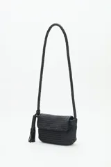 Cartera bandolera negra de cuero vacuno trenzado, con acceso superior con cierre metálico, interior forrado con bolsillos y correa de hombro trenzada.