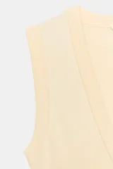 Camiseta negra de corte ajustado (slim fit) con escote pico pronunciado y manga sisa.