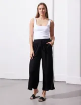 Pantalón wide leg color beige, marca Ninety. Con pretina ancha elastizada y lazo de ajuste.
