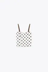 Top blanco con estampado de lunares marrones, corte corsetero, escote corazón y tirantes finos ajustables.