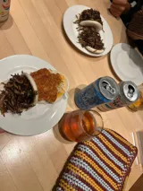 Bolso tipo bandolera, tejido en cuero color bordó, amarillo y blanco.