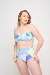 Conjunto de bikini azul con estampado de flores blancas. El corpiño es strapless con copa fija y bretel desmontable. La bombacha es tipo short con cintura alta.
