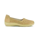 Zapato bajo negro con capellada calada y suela de goma.