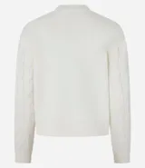 Suéter de punto pesado color crema, con textura trenzada y cuello redondo.