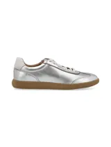 Zapatillas acordonadas doradas de cuero, con suela marrón de goma.