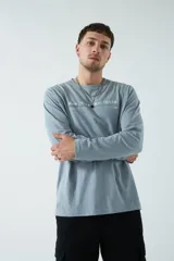 Remera celeste de manga larga con cuello redondo y estampado frontal con texto "New York NY 10038"