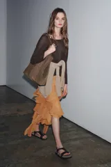 Jersey verde de punto rústico, con escote redondo y manga larga.