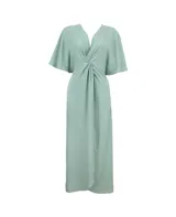 Vestido largo color verde agua, con escote en V, mangas cortas amplias y corte holgado.