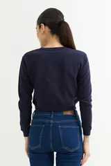 Sweatshirt azul marino de corte cropped y manga larga.