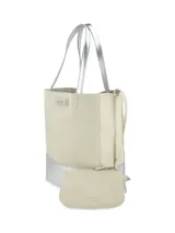 Bolso tipo tote bag color beige con base plateada, doble asa de hombro plateada y logo de la marca en el frente.